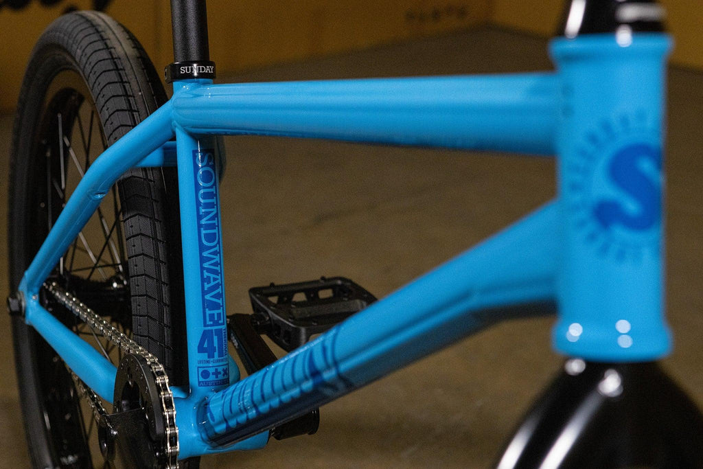Détail du cadre bleu d'un vélo BMX Sunday Soundwave