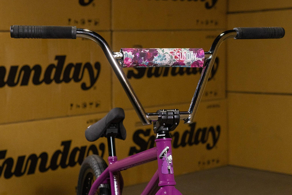 Guidon de vélo BMX chrome avec pad floral violet et rose de la marque Sunday