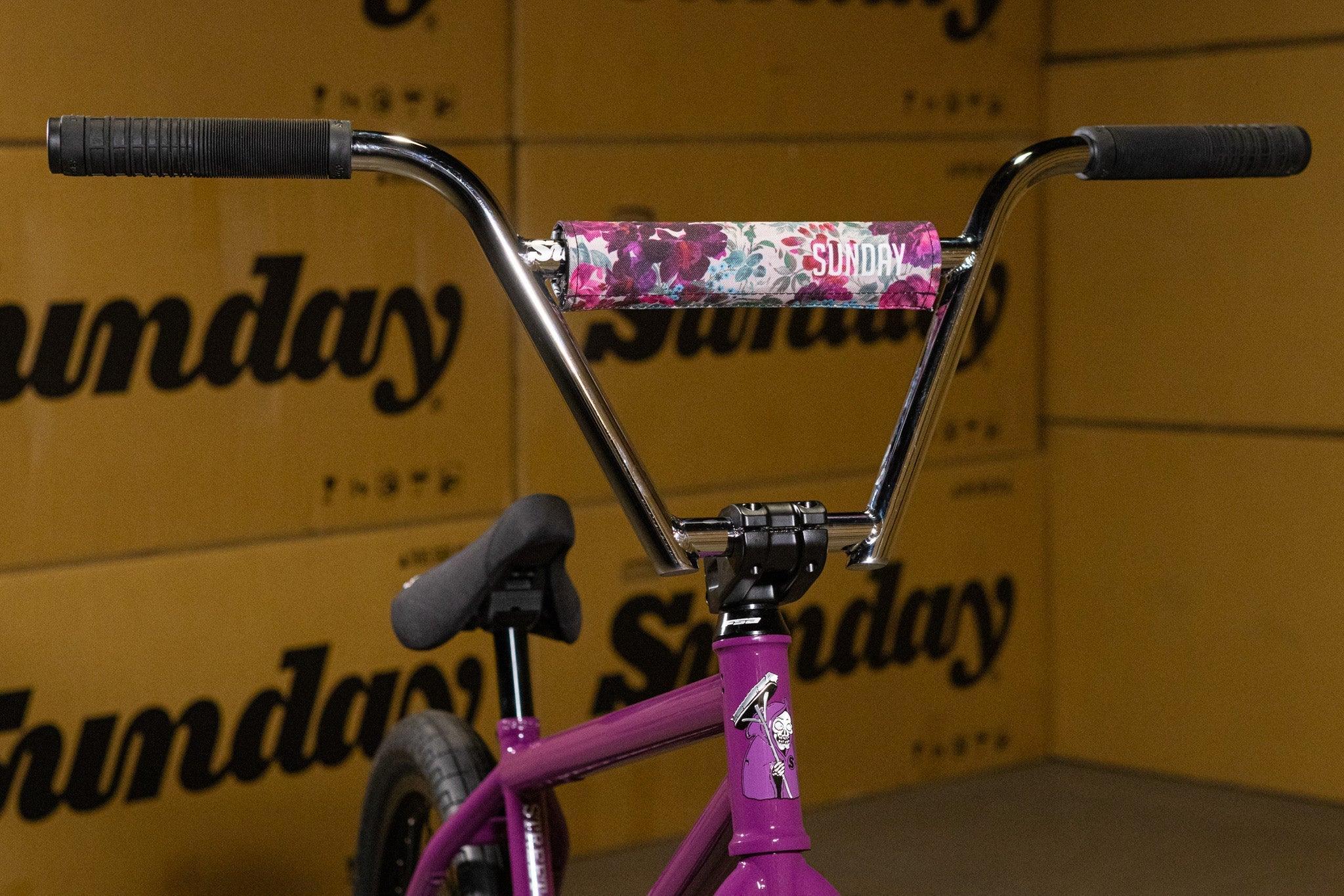 Guidon de vélo BMX chrome avec pad floral violet et rose de la marque Sunday