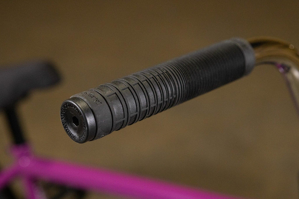 Gros plan d'une poignée de guidon de vélo BMX noire texturée