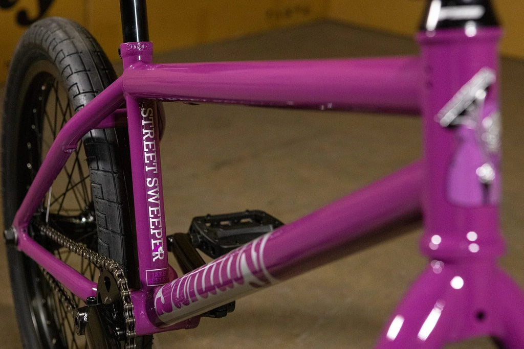 Détail du cadre violet d'un vélo BMX Street Sweeper