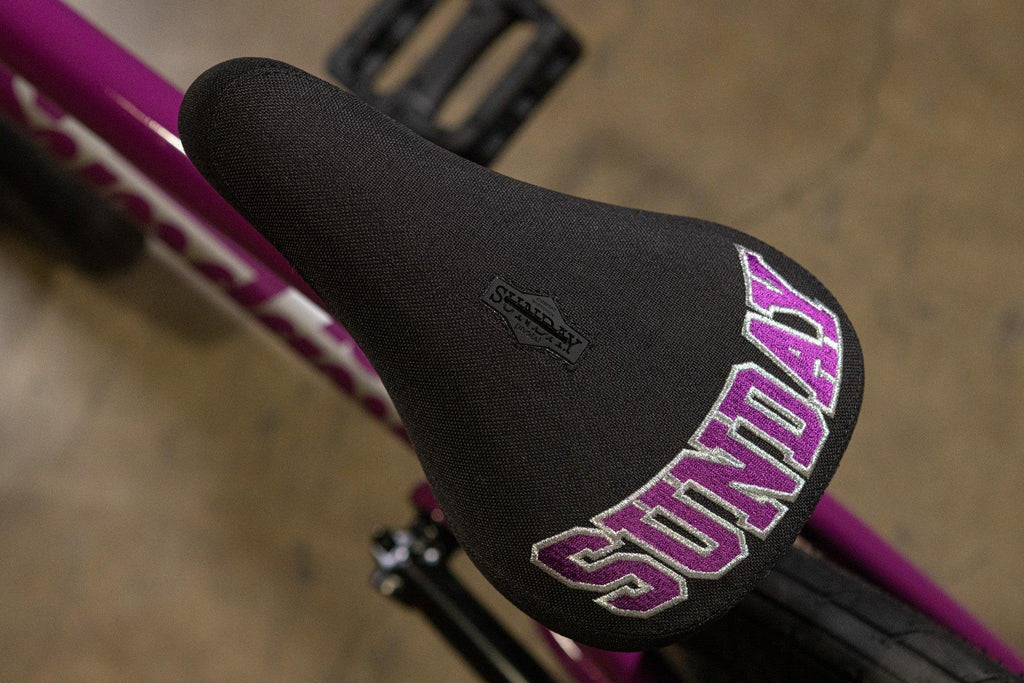 Selle de vélo BMX noire avec lettrage Sunday violet