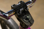 Gros plan d'une potence de vélo BMX noire de marque Sunday avec guidon chromé.