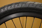 Gros plan d'un pneu BMX Sunday Street Sweeper V2 20x2.40 noir