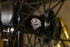 Gros plan du moyeu de roue BMX noir avec logo blanc gravé