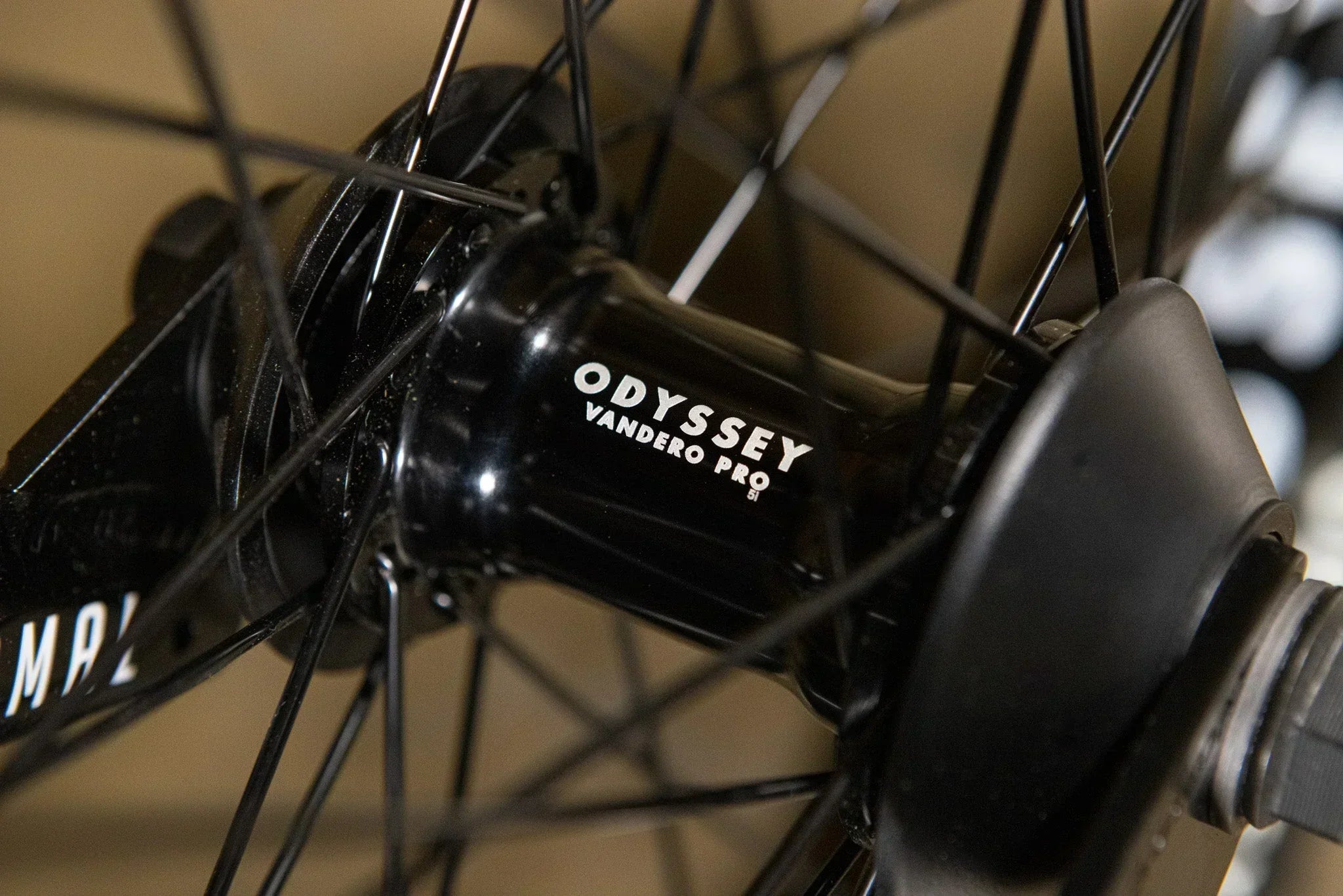 Gros plan d'un moyeu de roue BMX Odyssey Vandero Pro noir avec rayons.