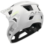 Casque de BMX blanc avec ventilation et logo ABUS, idéal pour le vélo tout terrain