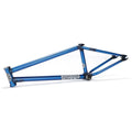 Cadre BMX bleu métallique avec graphismes blancs, design robuste pour freestyle et street