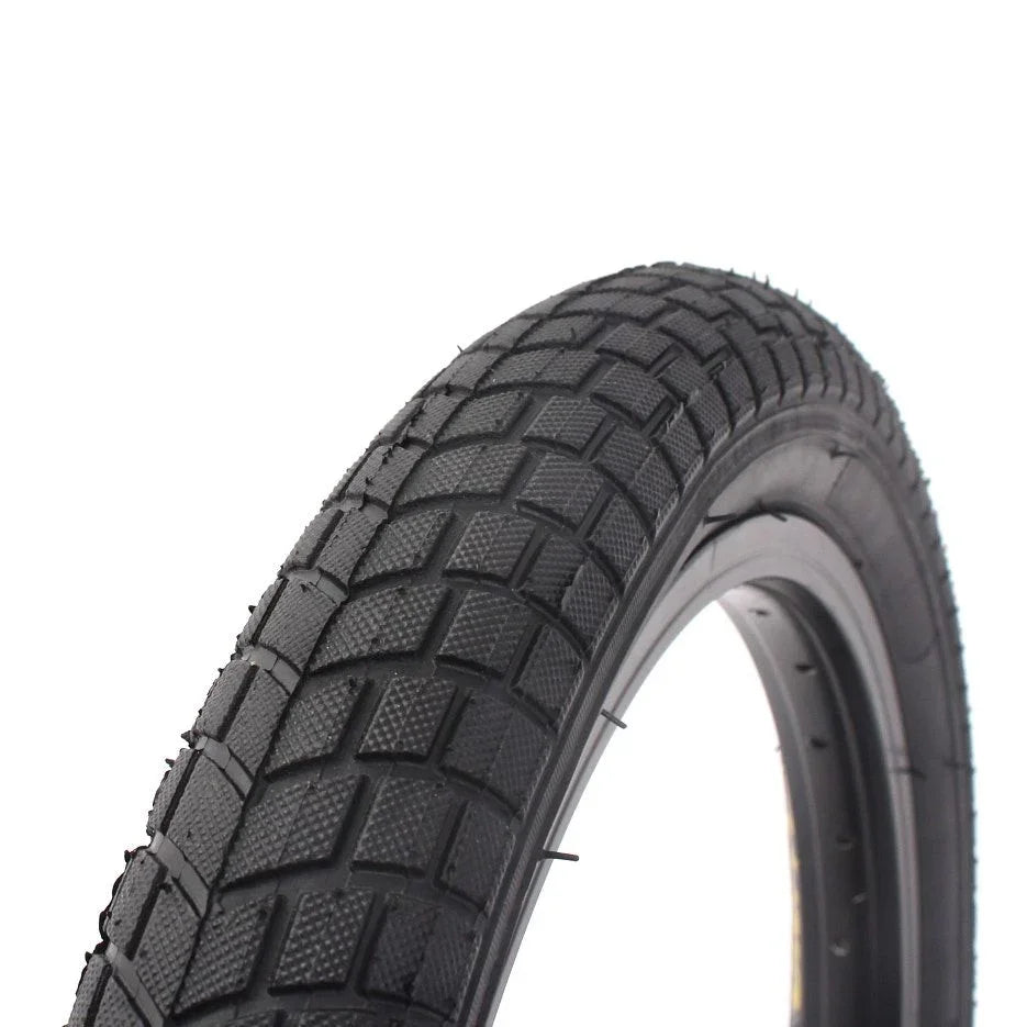 Pneu BMX noir avec crampons pour traction optimale sur route et terrain