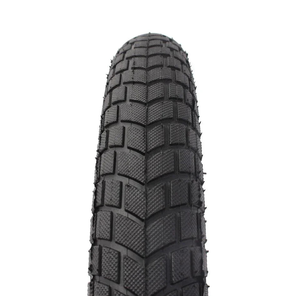 Pneu BMX noir avec crampons carrés pour adhérence optimale sur terrain varié