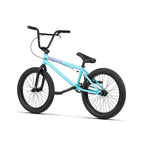 Vélo BMX bleu ciel avec cadre robuste et pneus noirs, idéal pour tricks et freestyle