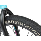 Pneu BMX Radio Bike Co avec jante noire et fourche bleue, idéal pour freestyle et tricks