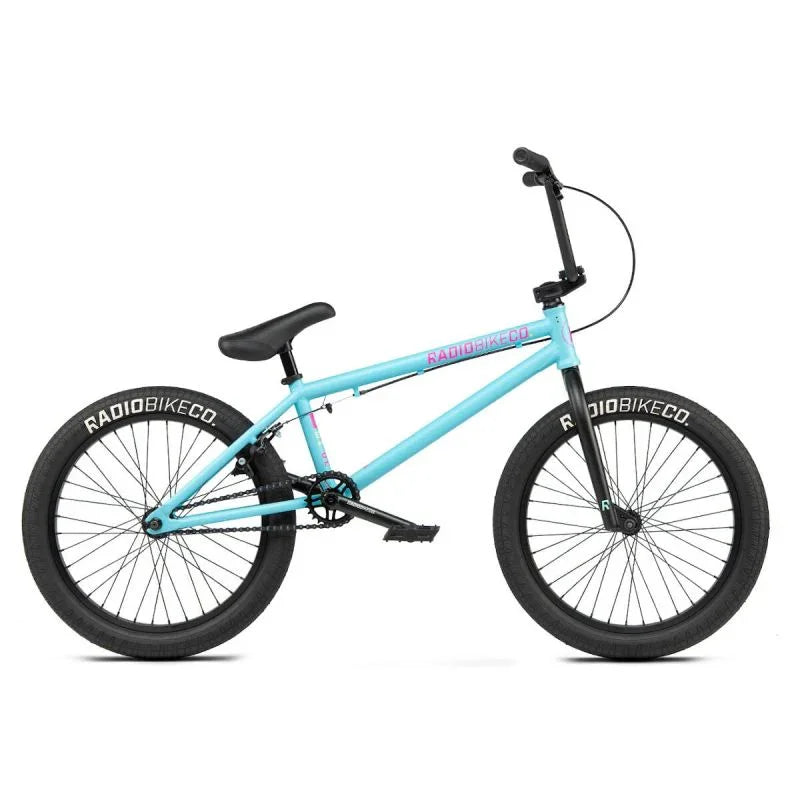 Vélo BMX bleu clair avec pneus RadioBikeCo, cadre robuste et design moderne