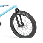 Vélo BMX bleu ciel avec pneu Radio Bike Co, cadre et fourche noirs, roue avant détaillée