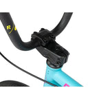Guidon BMX noir avec potence et fourche bleue, détails jaune et rose