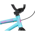 Vélo BMX bleu ciel avec cadre RadioBikeCo et guidon noir, design moderne pour freestyle