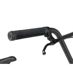 Poignée de vélo BMX noire avec grip texturé et levier de frein, vue rapprochée