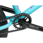 Détail de la chaîne et pédalier d'un BMX bleu turquoise avec cadre noir et logo Radio Bike Co.