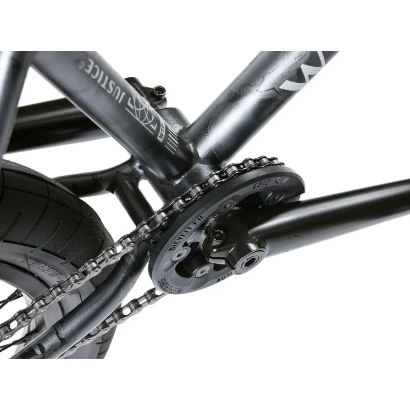 Détail chaîne et pédalier vélo BMX noir, cadre Justice, composants robustes pour freestyle