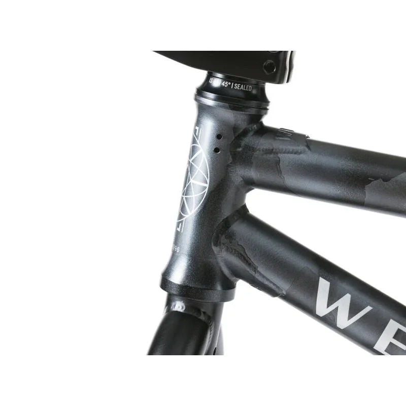 Cadre BMX noir avec fourche et potence, détail de la géométrie 45° sealed, design robuste pour freestyle