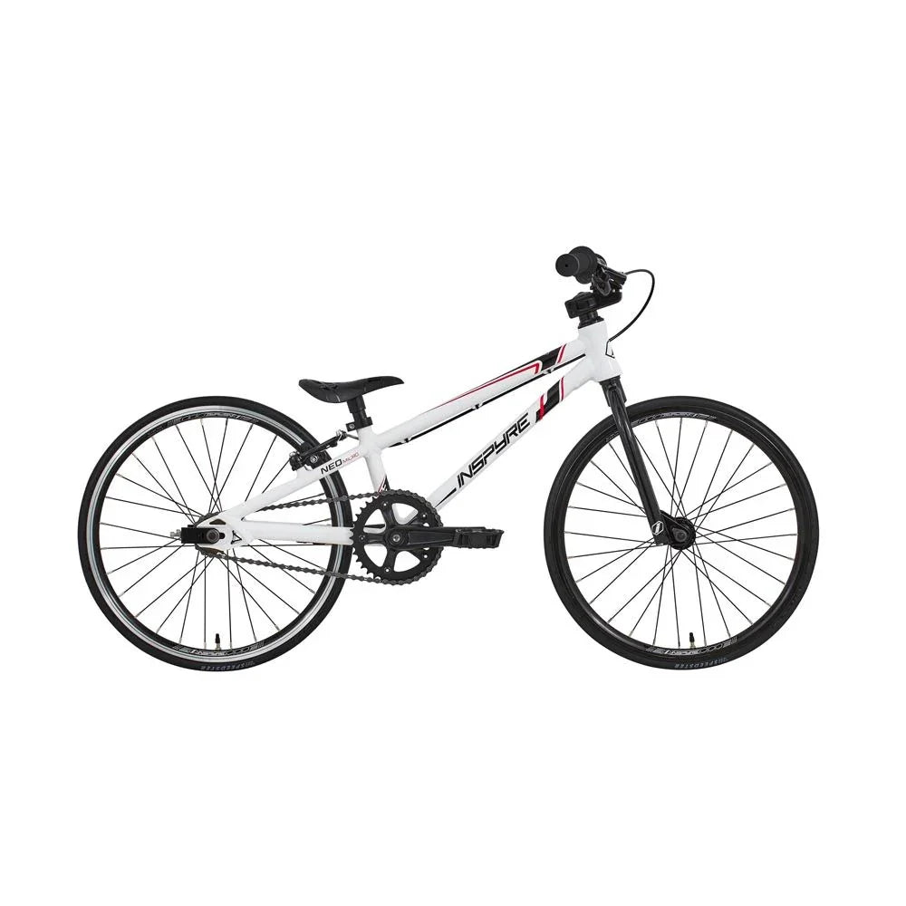 Vélo BMX blanc Inspire Neo pour enfant, cadre robuste, roues noires, idéal freestyle et tricks