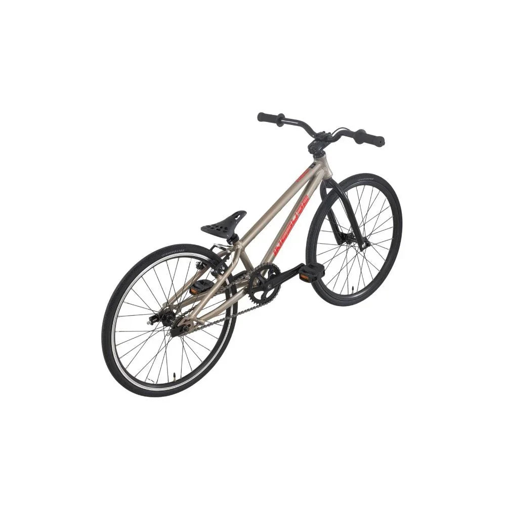 Vélo BMX gris avec cadre robuste et pneus noirs sur fond blanc