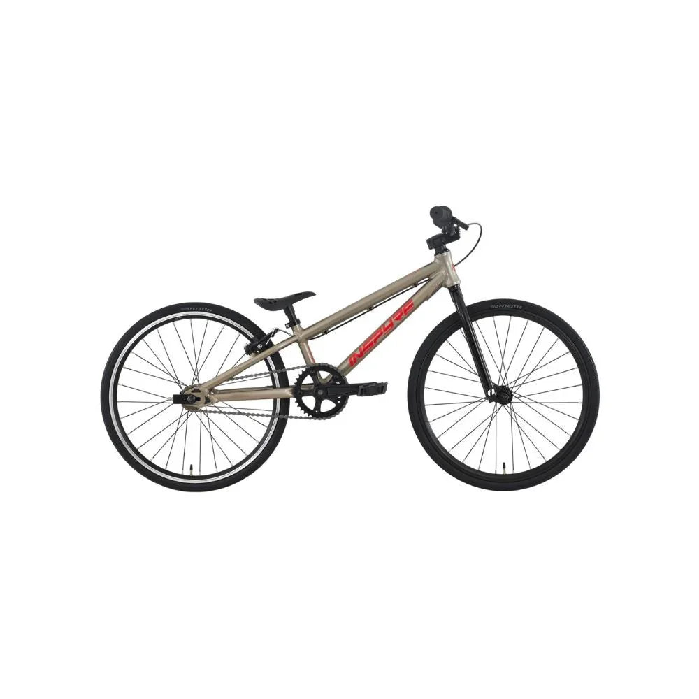 Vélo BMX couleur bronze avec pneus noirs sur fond blanc