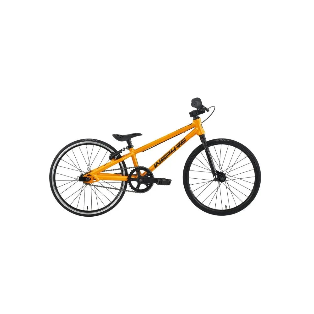 Vélo BMX orange Inspire avec cadre léger et pneus noirs sur fond blanc
