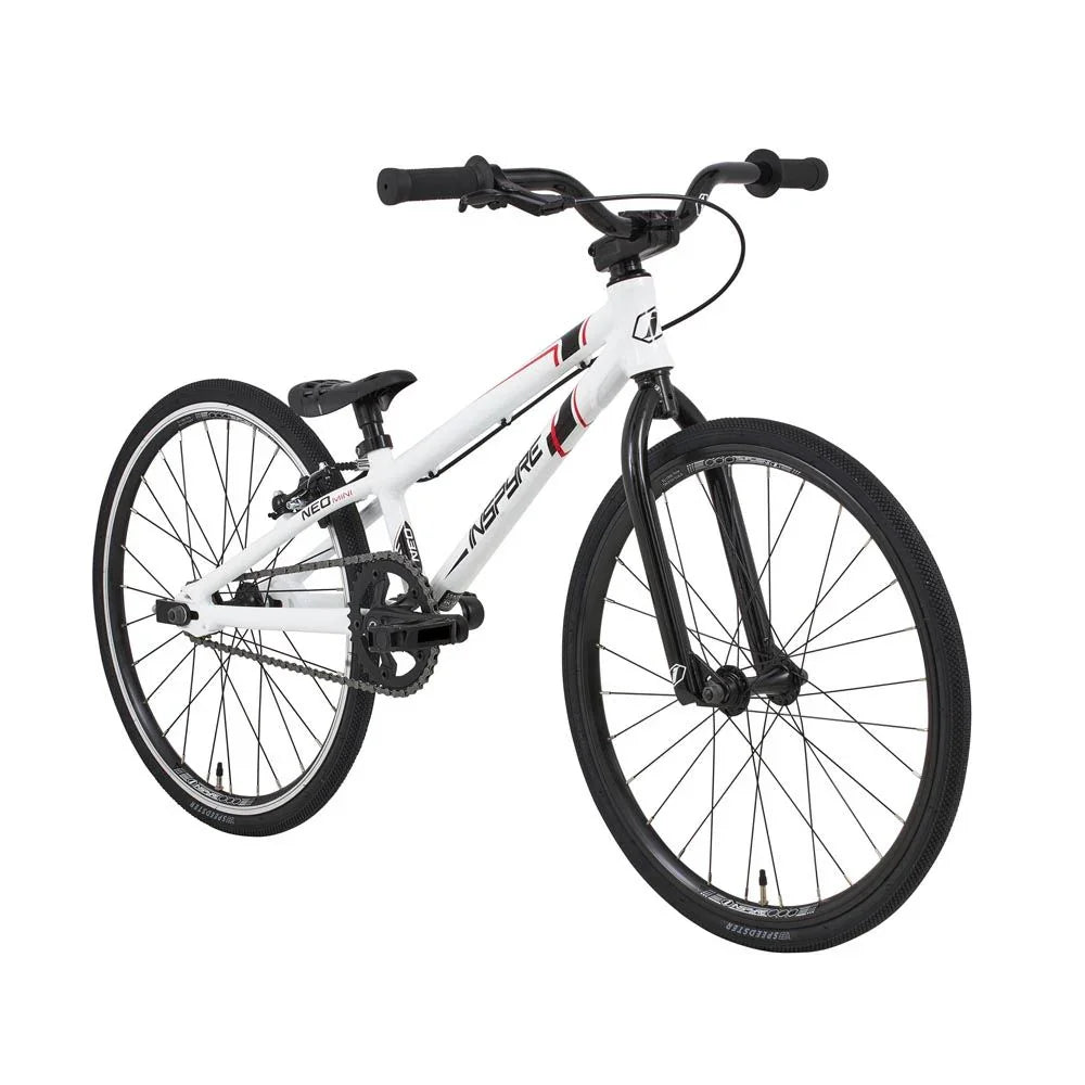 Vélo BMX blanc et noir Inspire Neo Mini pour enfant, cadre robuste, pneus larges, idéal freestyle
