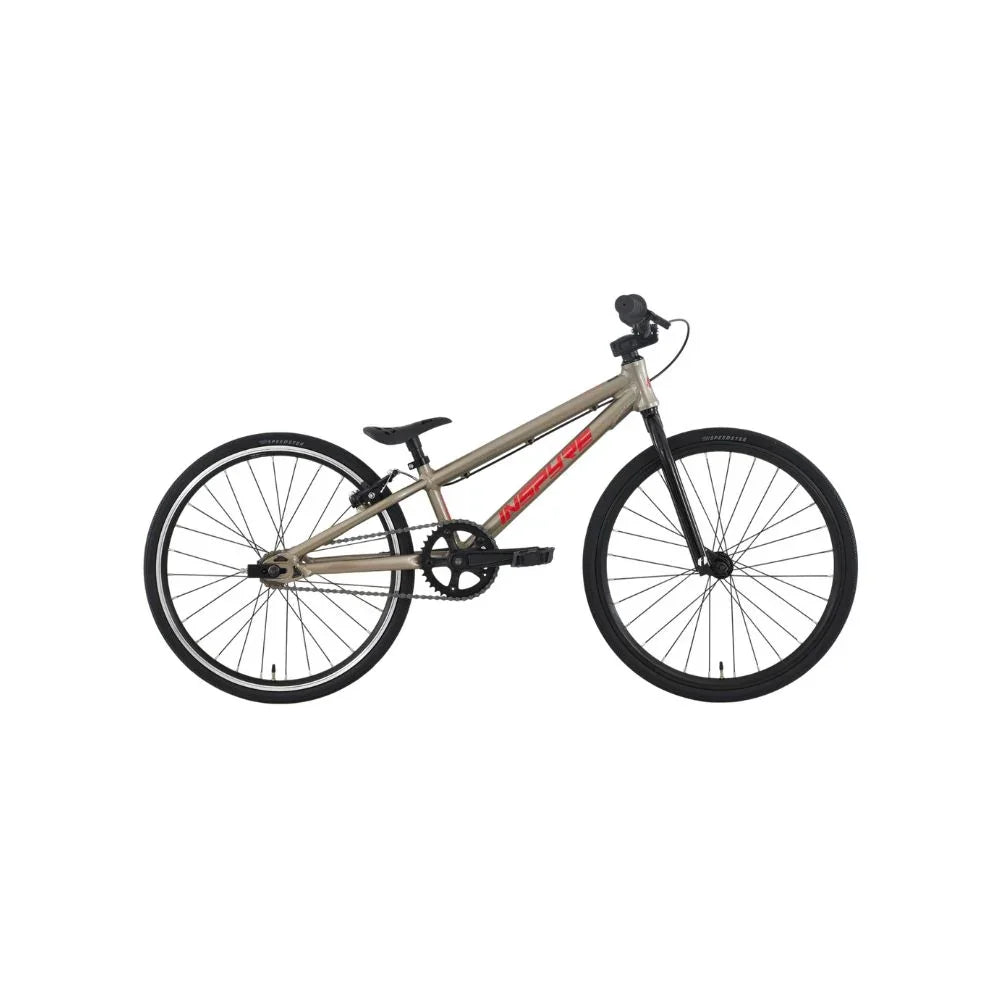Vélo BMX couleur beige avec pneus noirs sur fond blanc