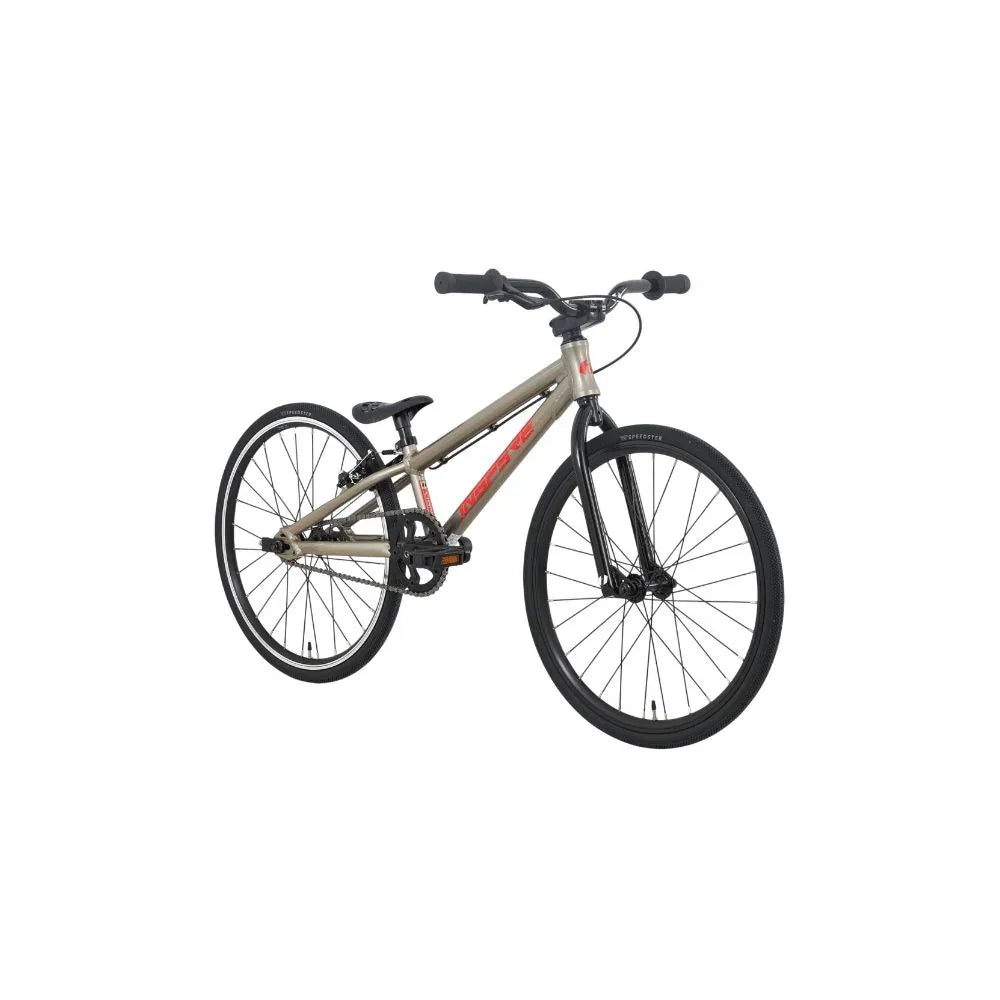 Vélo BMX gris avec cadre robuste et pneus noirs sur fond blanc