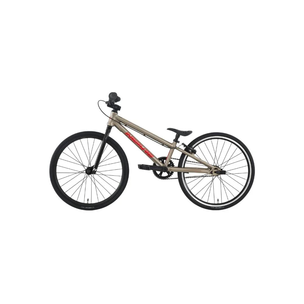 Vélo BMX de couleur champagne avec pneus noirs et cadre robuste sur fond blanc