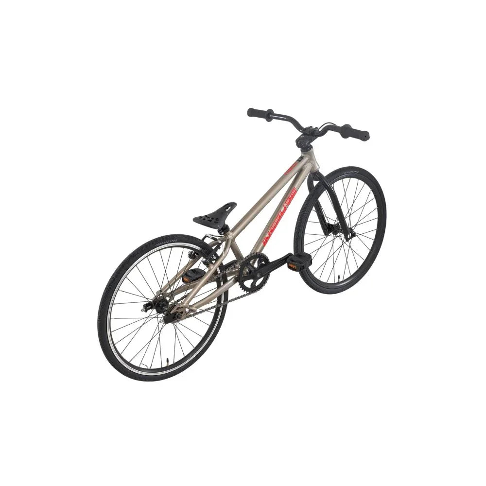 Vélo BMX gris avec cadre renforcé et pneus noirs sur fond blanc