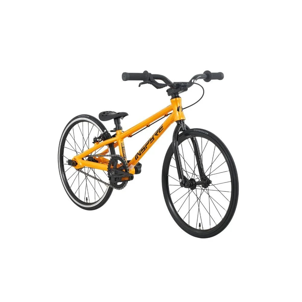 Vélo BMX orange et noir Inspire pour freestyle sur fond blanc