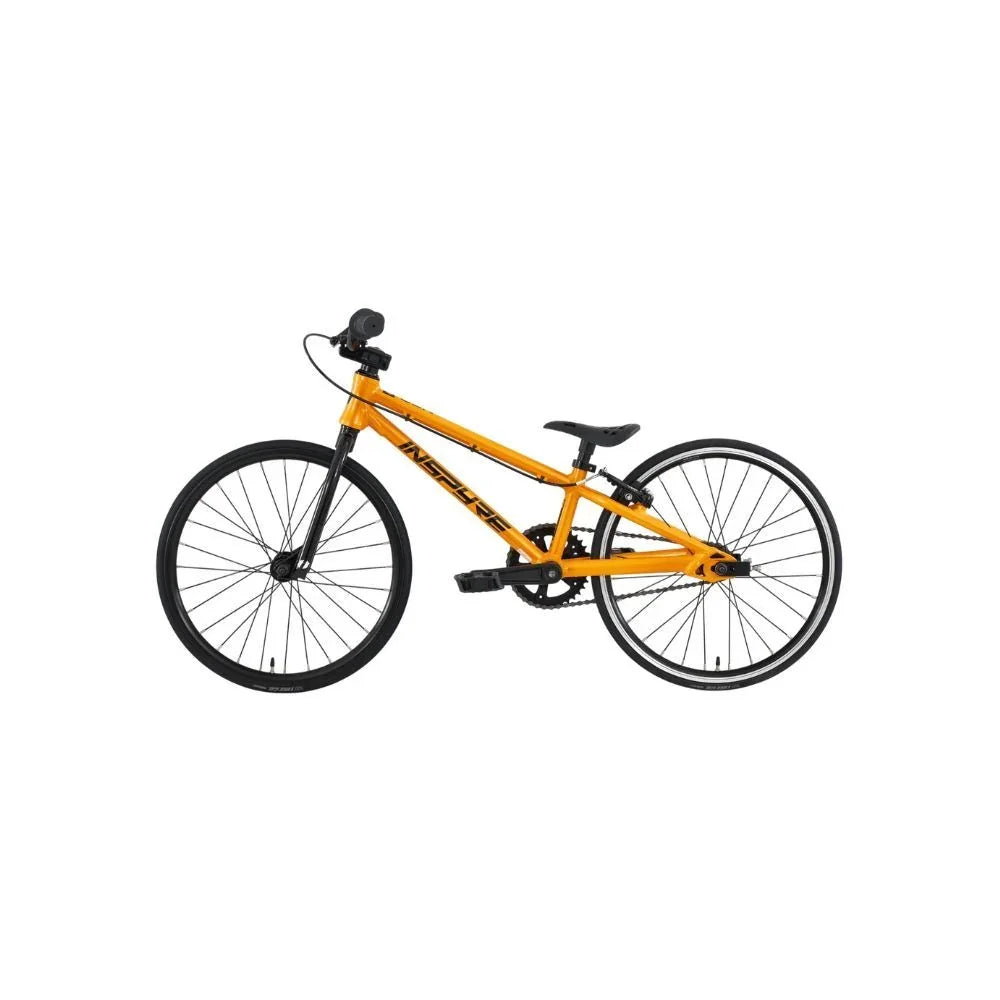 Vélo BMX orange Inspire avec cadre robuste et pneus noirs sur fond blanc