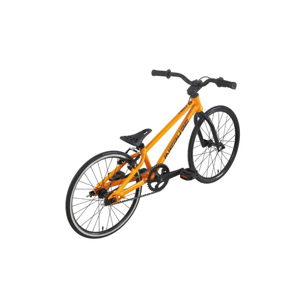 Vélo BMX orange pour enfant avec pneus noirs sur fond blanc