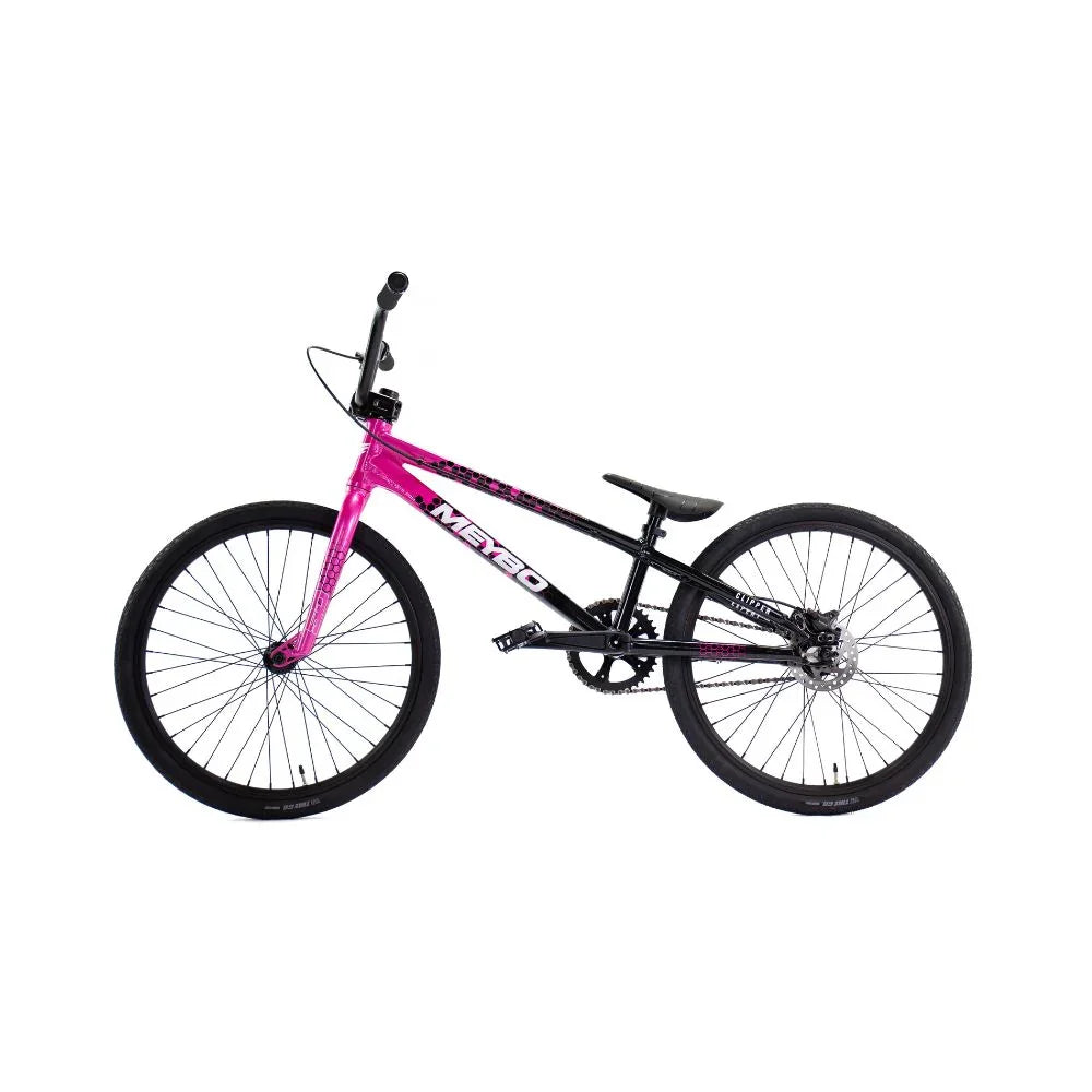 Vélo BMX rose et noir pour freestyle, cadre robuste et roues solides, idéal pour les tricks et la rue