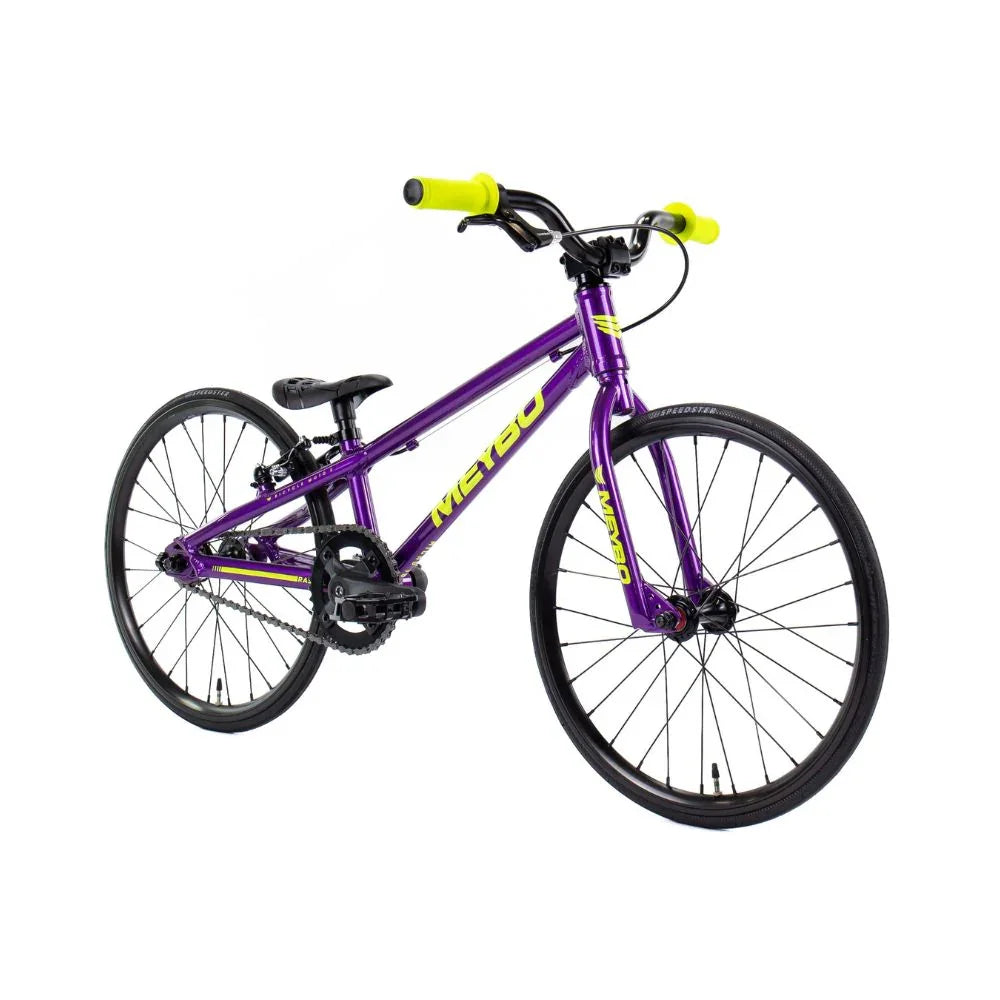 Vélo BMX violet pour enfant avec poignées jaune vif, cadre robuste et pneus tout-terrain