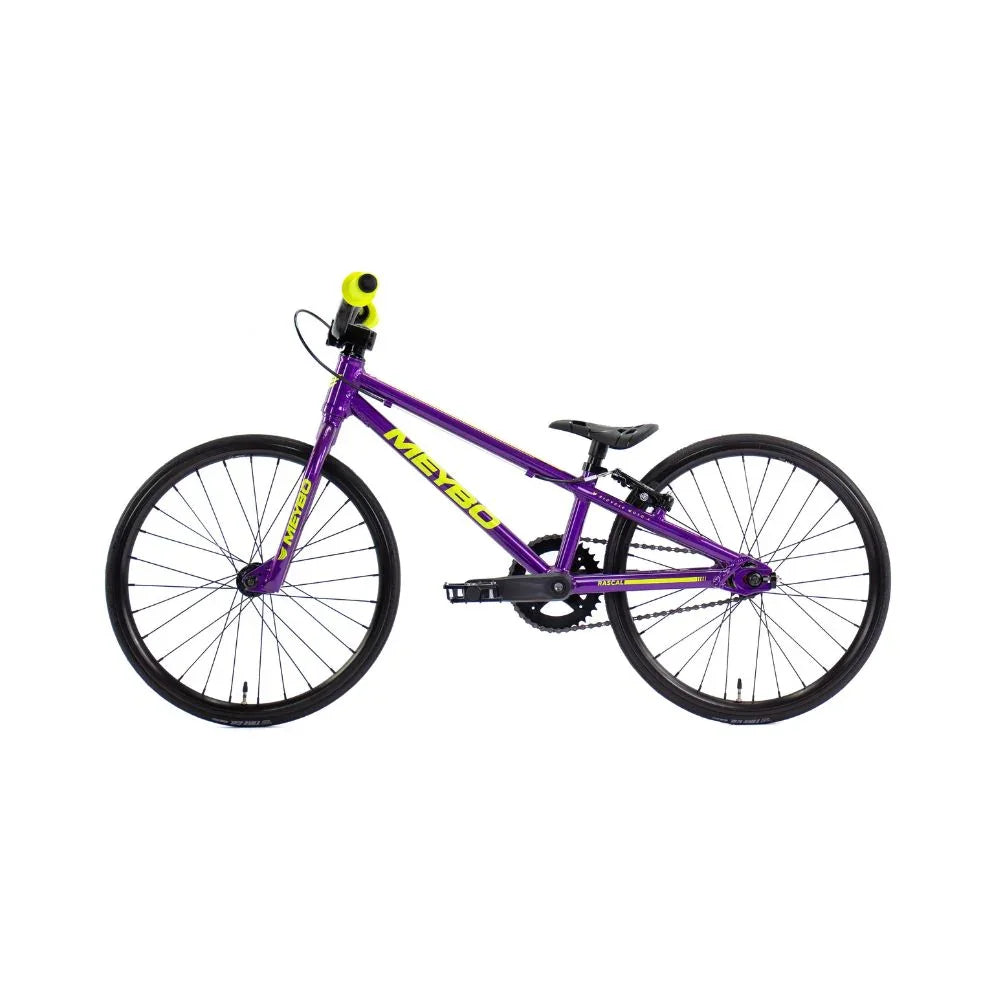 Vélo BMX pour enfant violet et jaune fluo, cadre robuste, roues noires, idéal pour les tricks et le freestyle