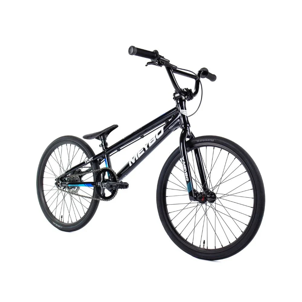 Vélo BMX noir avec détails bleus, cadre robuste et pneus larges pour freestyle et tricks