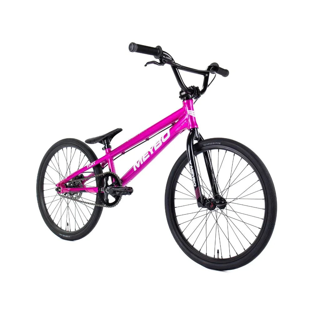 Vélo BMX rose vif avec cadre métallique et pneus noirs, idéal pour les tricks et la rue