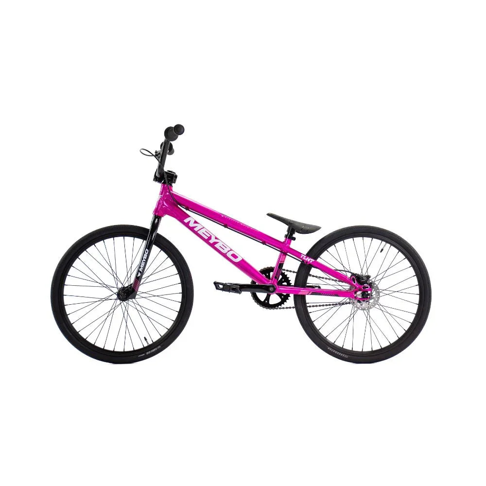 Vélo BMX rose vif avec cadre Meybo, roues noires et freins à disque, idéal pour tricks et street