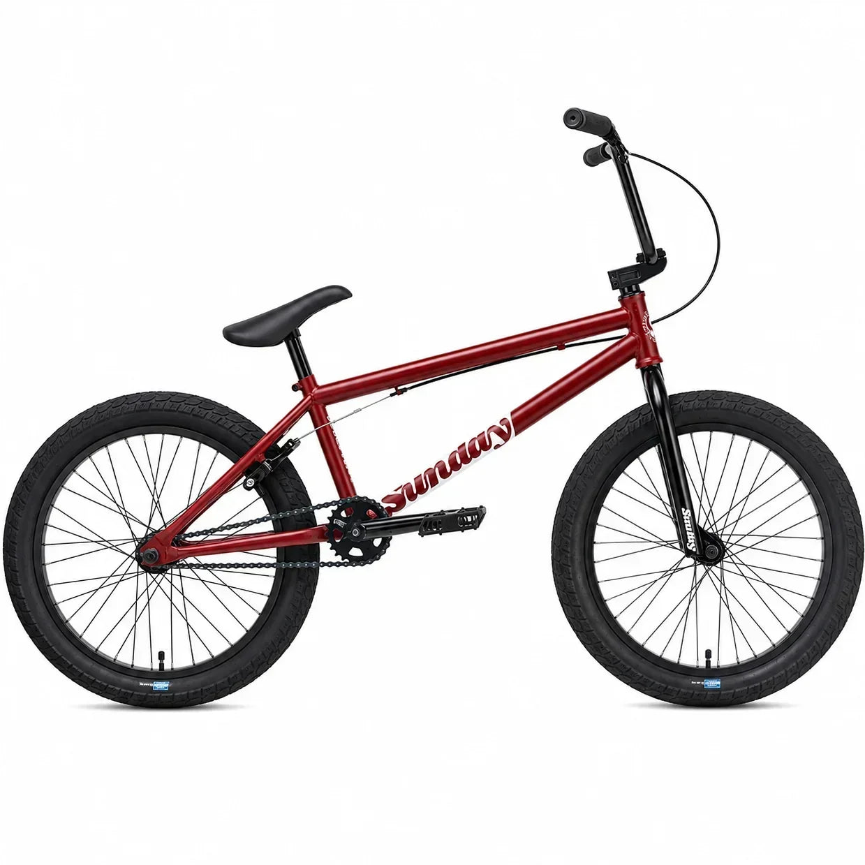 Vélo BMX Sunday rouge avec cadre métallique, pneus noirs et guidon relevé sur fond blanc.