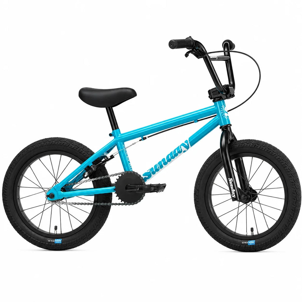 Vélo BMX bleu ciel Sunday pour enfant avec pneus noirs sur fond blanc