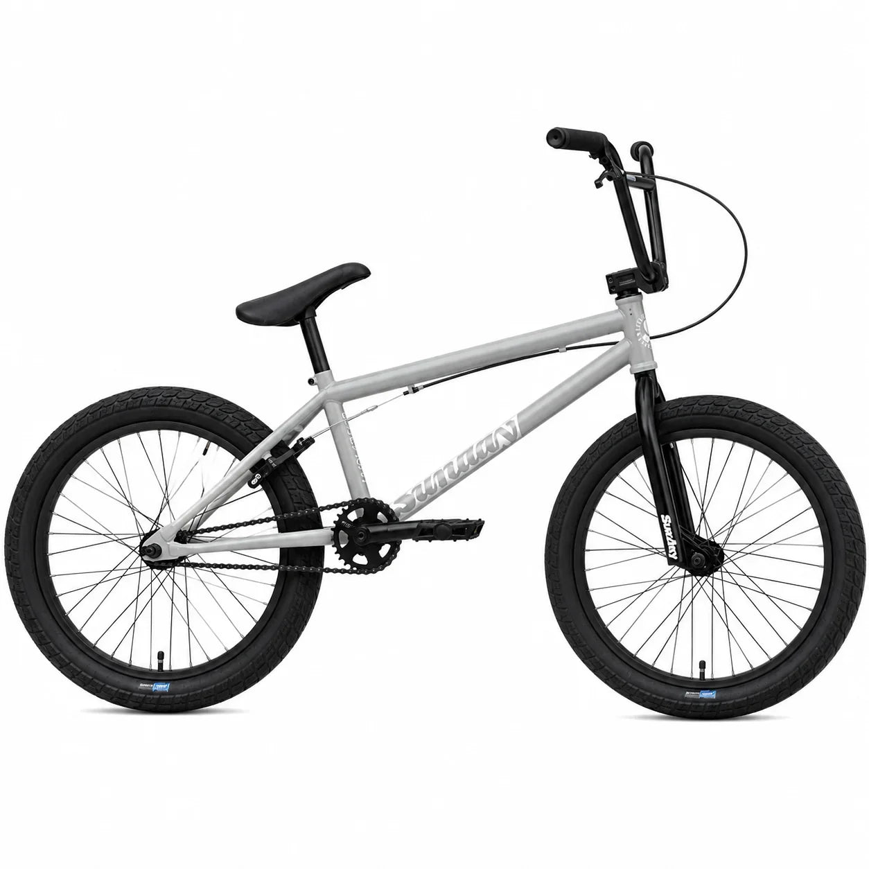 Vélo BMX Sunday gris argenté avec pneus noirs sur fond blanc