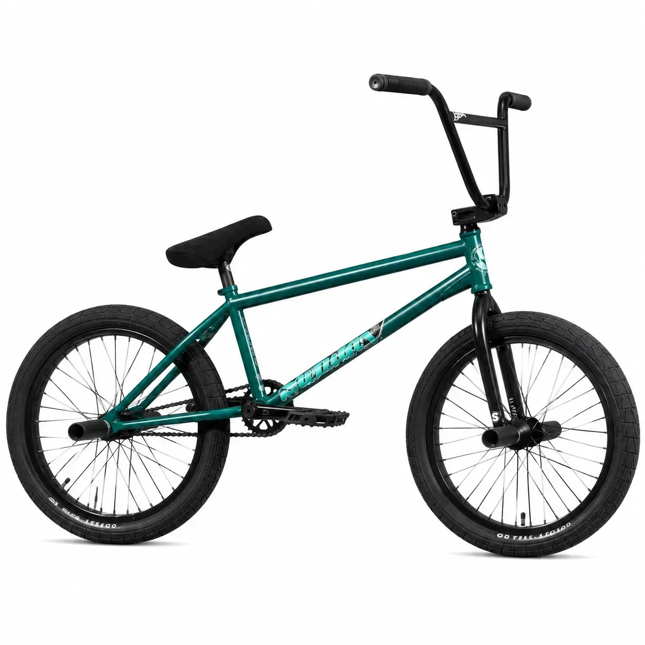 Vélo BMX de couleur vert foncé avec pneus noirs sur fond blanc