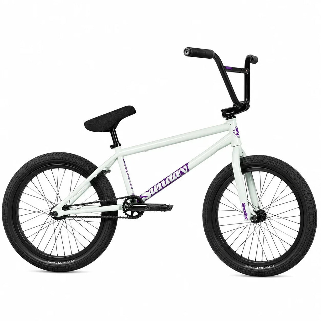 Vélo BMX Sundae blanc avec pneus noirs et guidon noir sur fond blanc