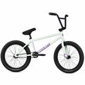 Vélo BMX Sundae blanc avec pneus noirs et guidon noir sur fond blanc
