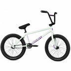 Vélo BMX Sundae blanc avec pneus noirs et guidon noir sur fond blanc