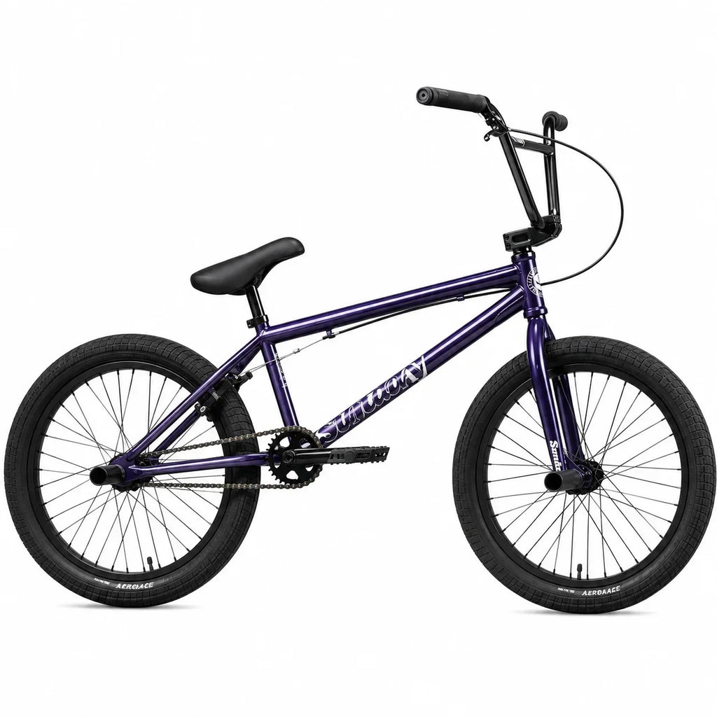 Vélo BMX freestyle violet avec pneus noirs et guidon haut sur fond blanc